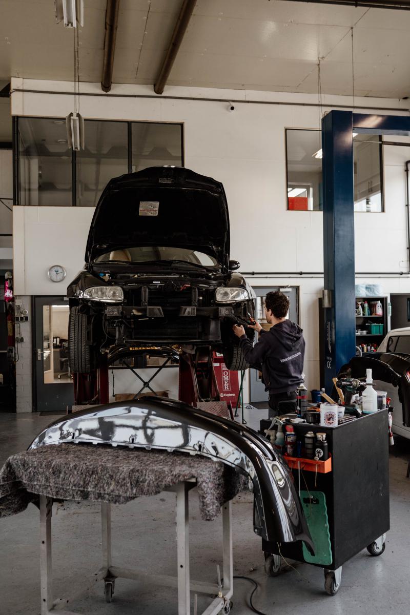 Auto tijdens reparatie